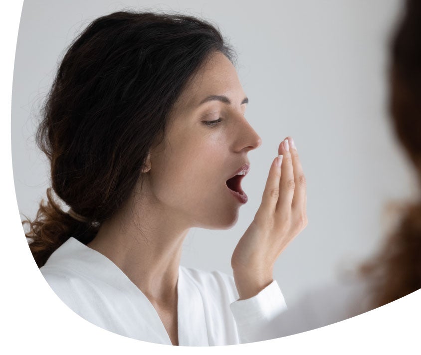 رائحة الفم الكريهة: الأسباب، وطرق التعامل، والعلاجات المنزلية